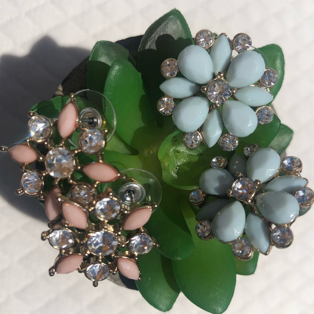 Beautiful bundle of flowery classic earrings ✨ Timeless feel✨ - Picture 6 of 12